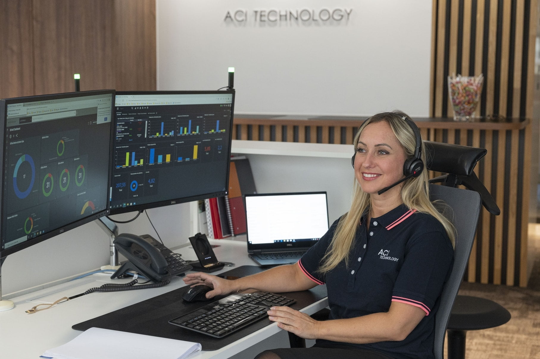 Technicienne ACI Technology assurant le support et la supervision lors d’une migration vers Microsoft 365