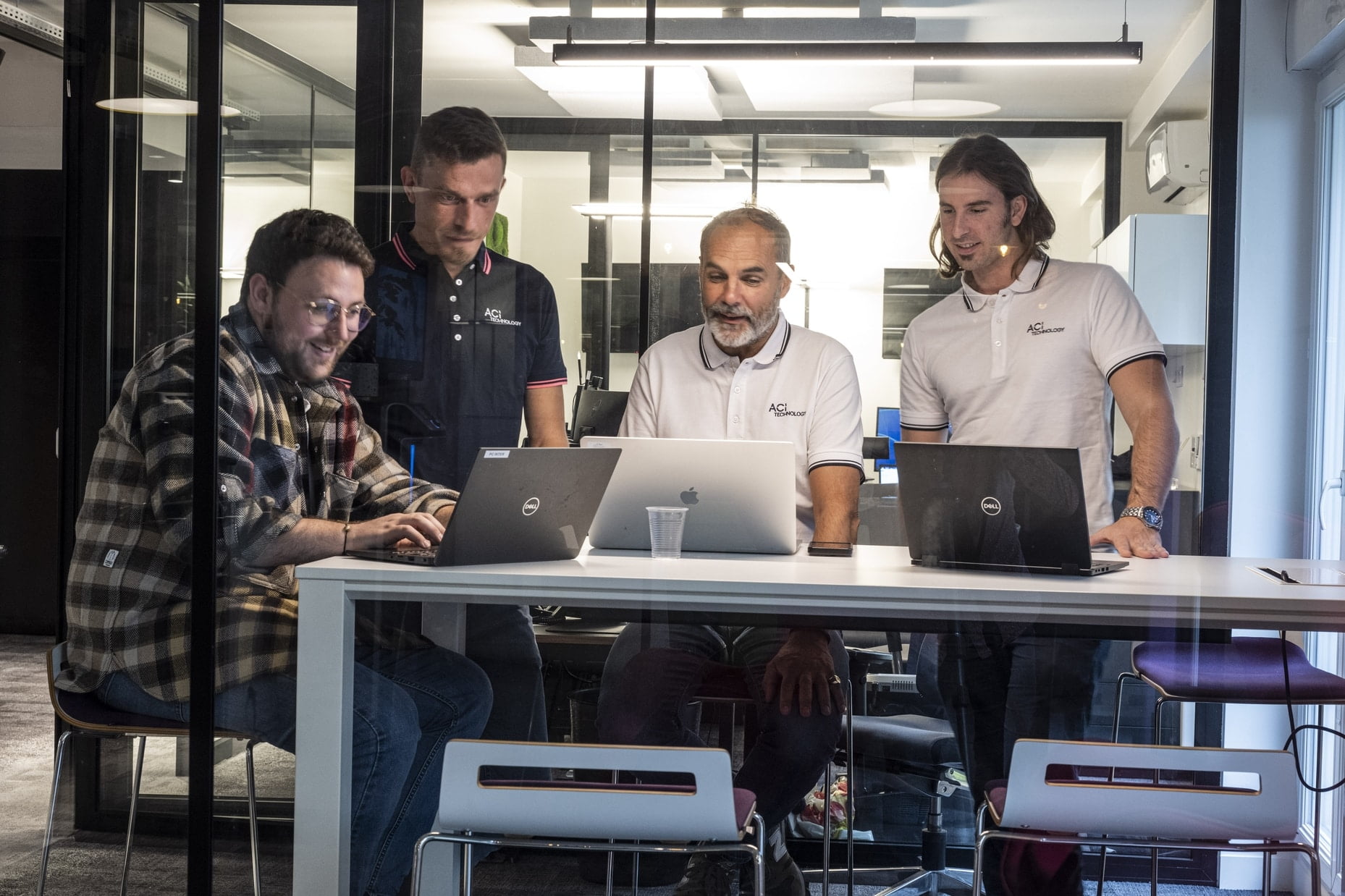 Équipe ACI Technology travaillant sur des projets de maintenance informatique et support IT en entreprise