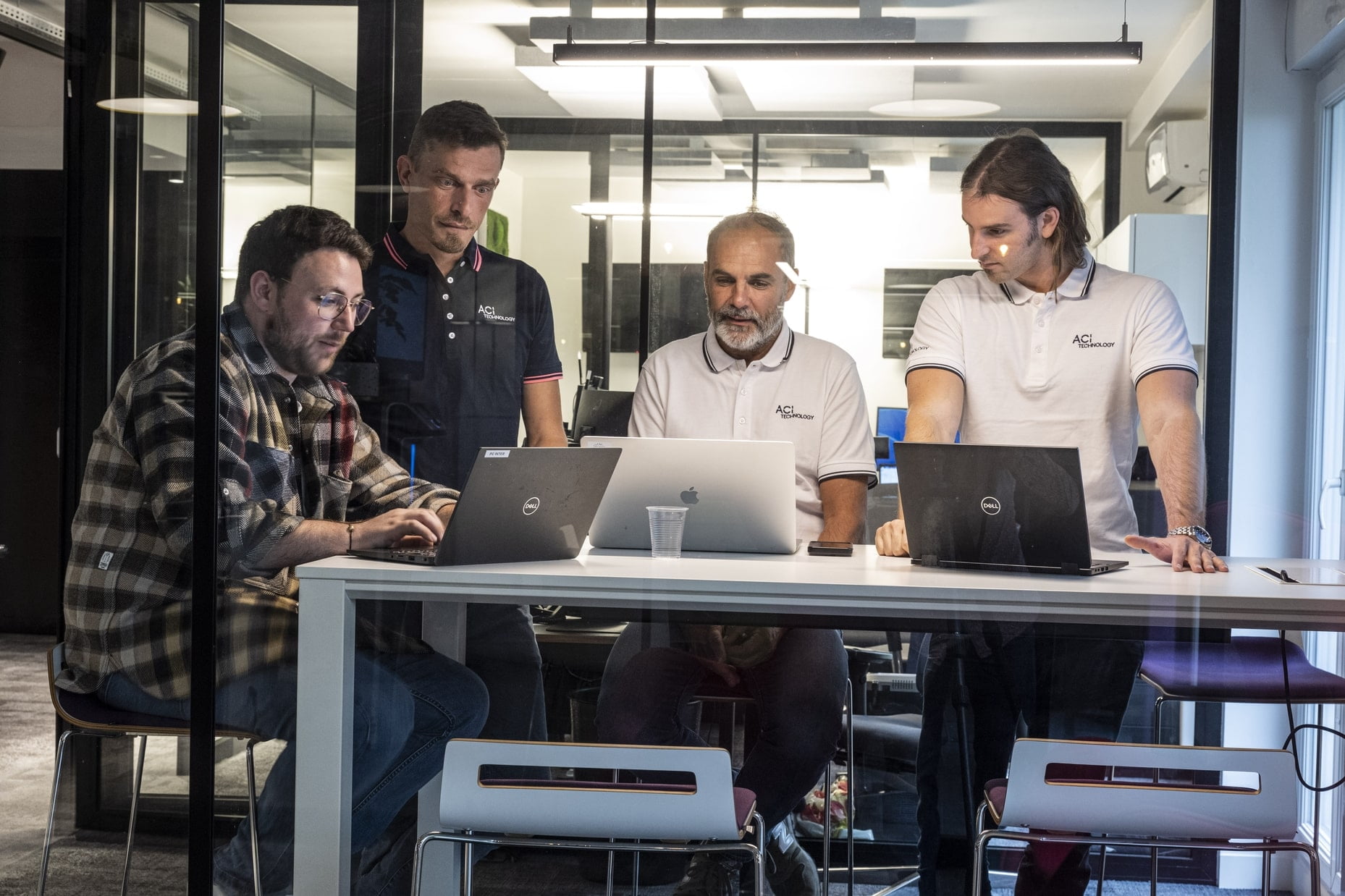 Équipe d’experts ACI Technology collaborant autour d’un projet informatique dans le cadre d’une assistance et d’une délégation de personnel cogérée.