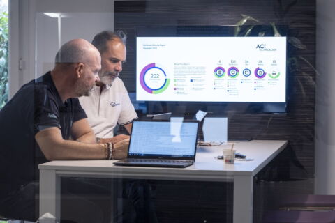 Équipe ACI Technology analysant les usages numériques et l’IA au travail en entreprise