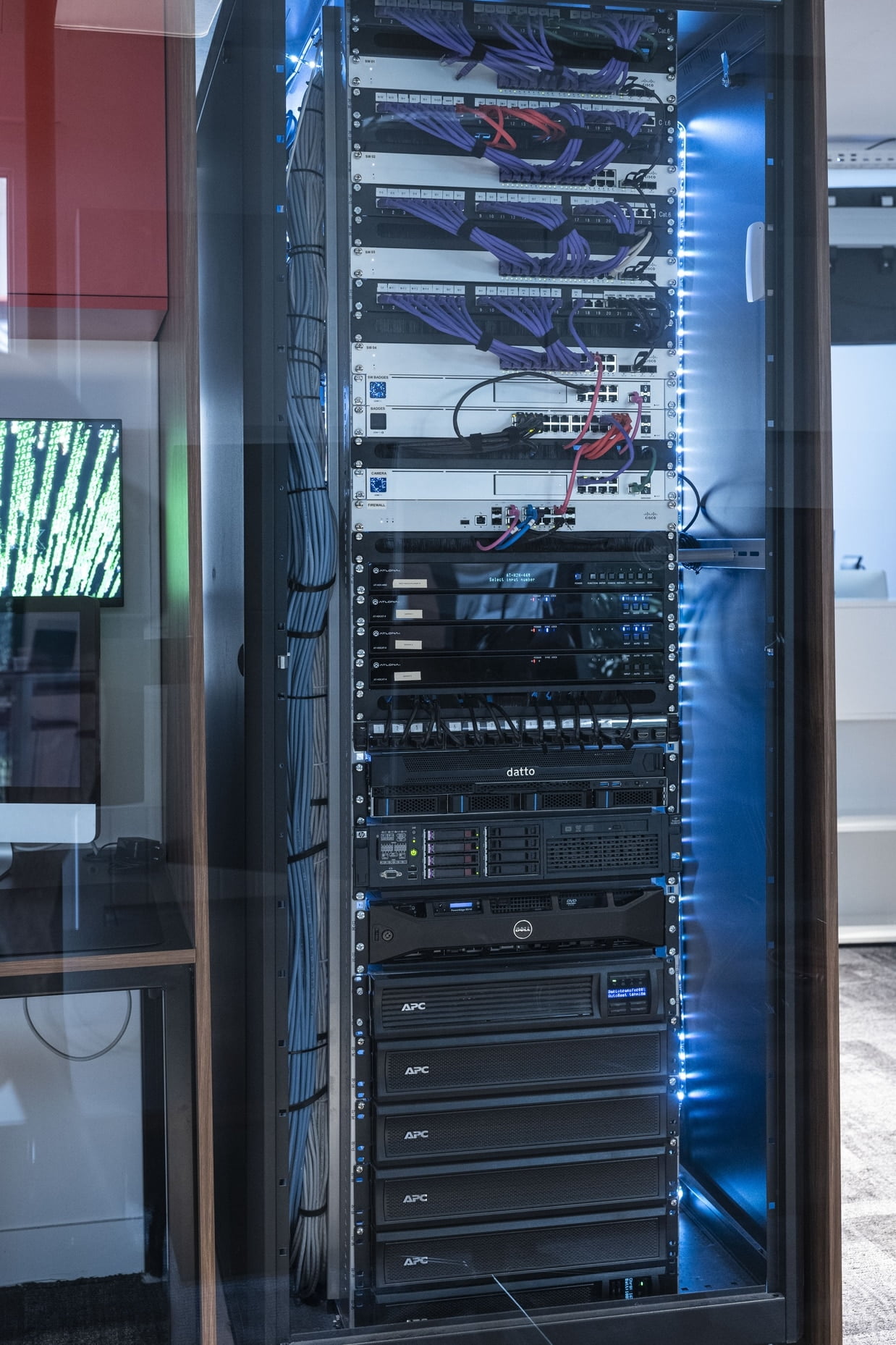 Baie serveur hébergée en datacenter avec équipements réseau, serveurs et onduleurs redondés