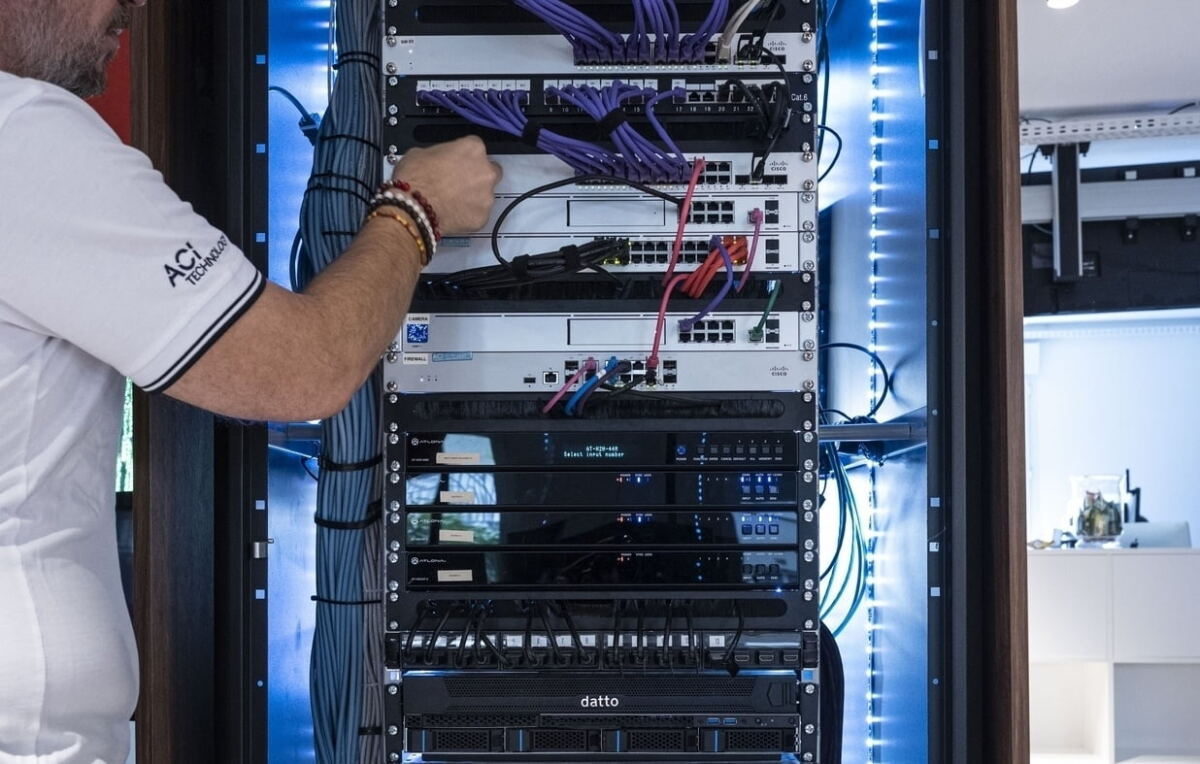 Installation d’une baie réseau entreprise pour accès internet et connectivité