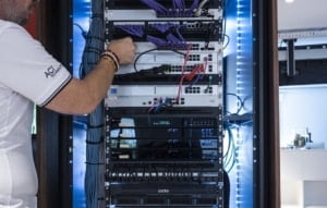 Technicien sur un serveur informatique