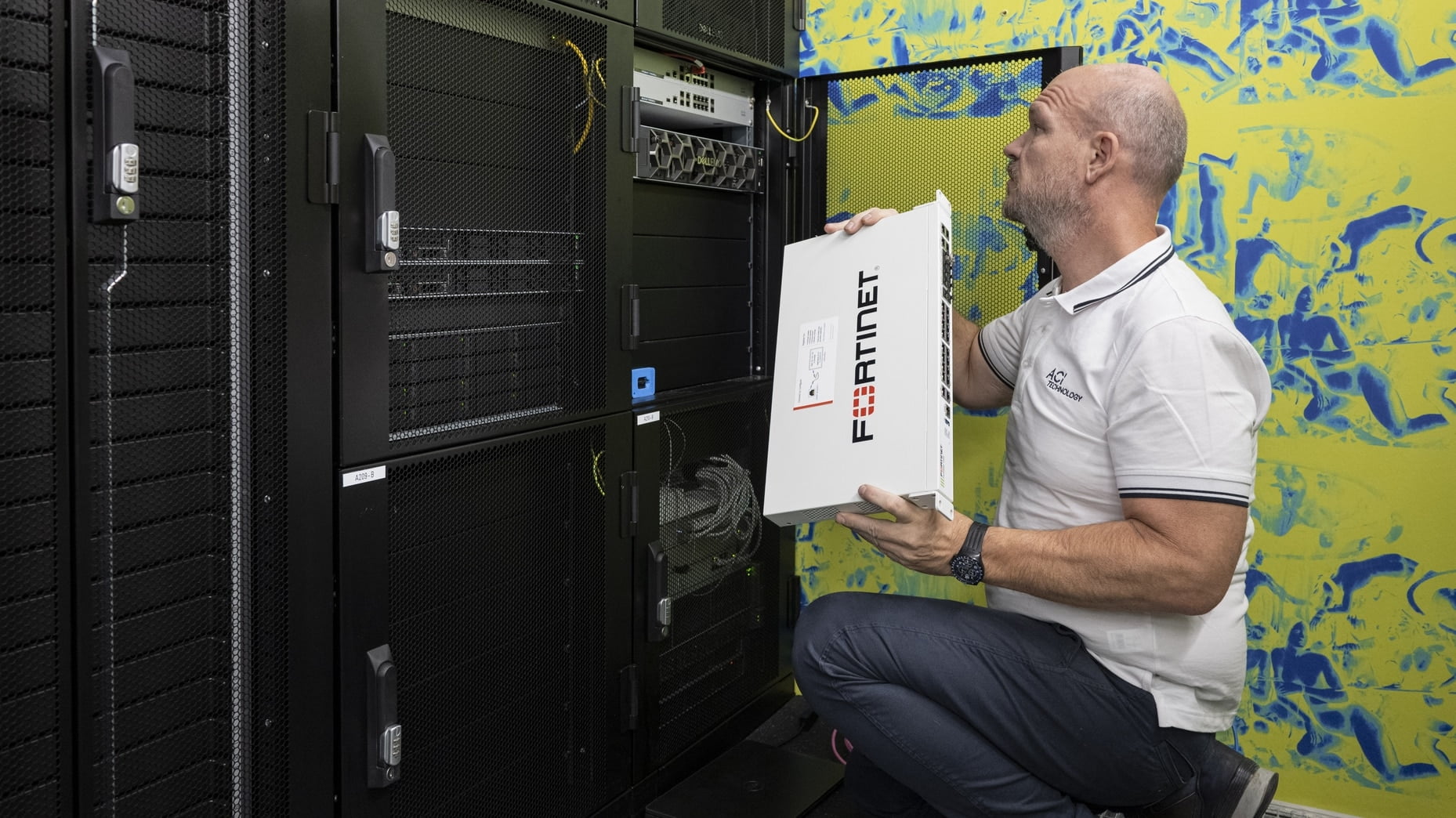 Technicien ACI Technology installant un équipement de sécurité réseau lors d’un dépannage serveur en entreprise