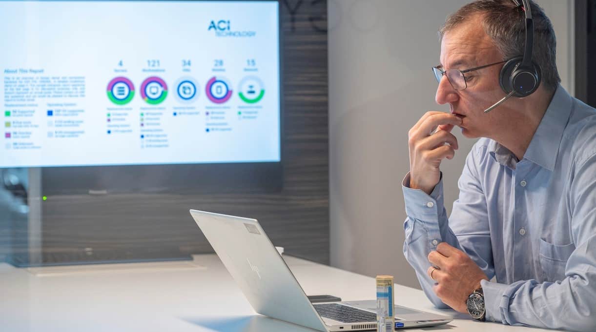 Image d'un ingénieur expert en audit informatique de chez ACI Technology, spécialisé dans la prestation pour TPE et PME à Paris et en Île-de-France