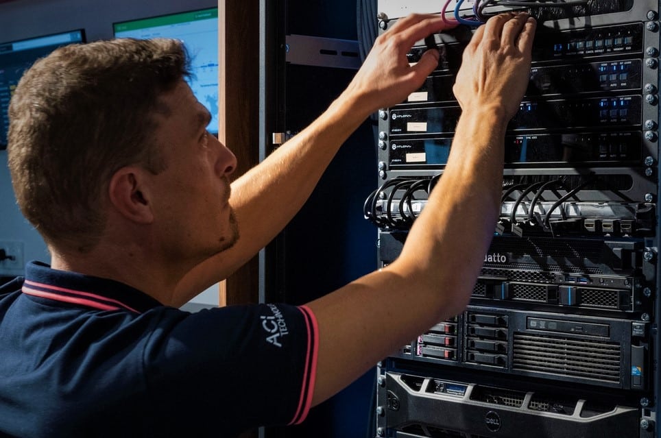 Équipe professionnelle d'ACI Technology dédiée à la maintenance informatique réseaux pour les PME à Paris