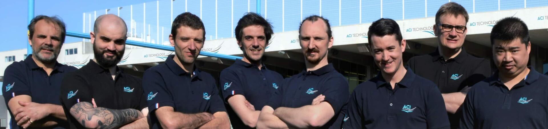 Équipe d’experts IT ACI Technology réunie à l’extérieur des locaux de l’entreprise