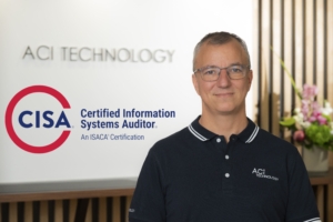 Ingénieur certifié d'ACI Technology travaillant sur une solution informatique à Paris.