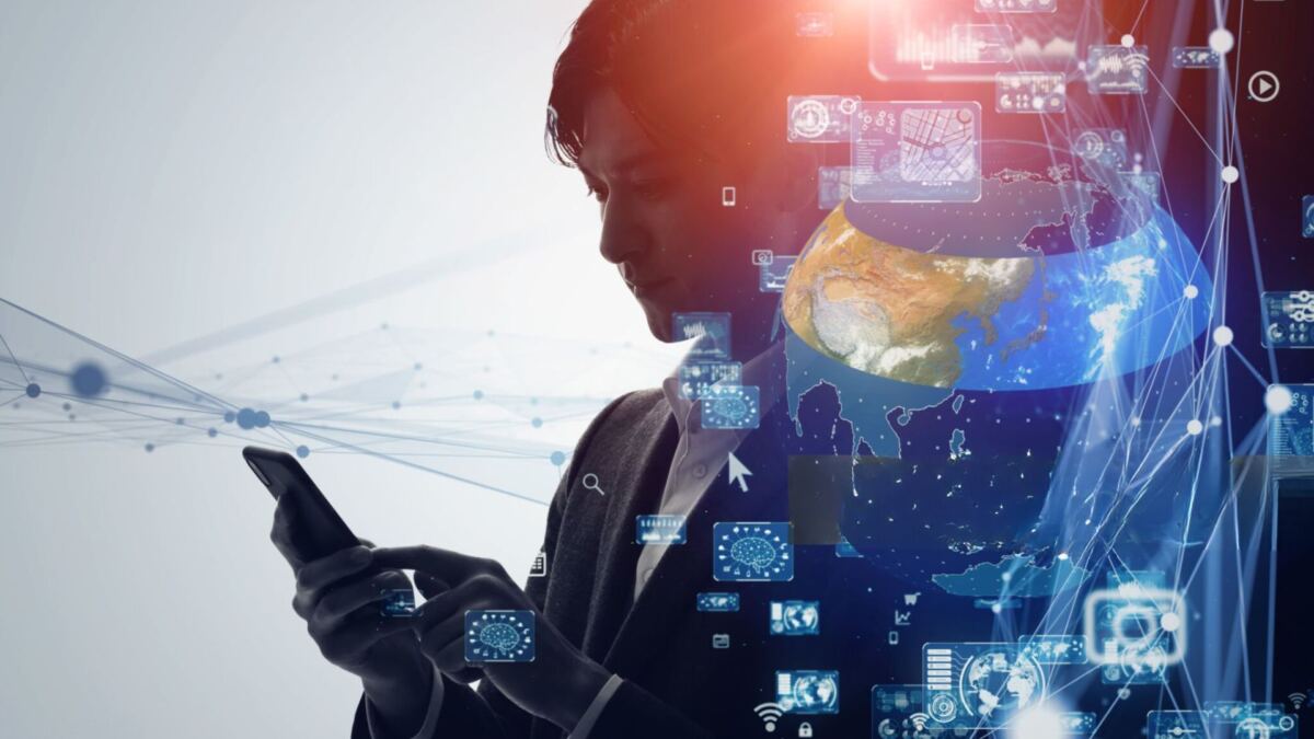Homme qui regarde son portable dans un environnement cloud