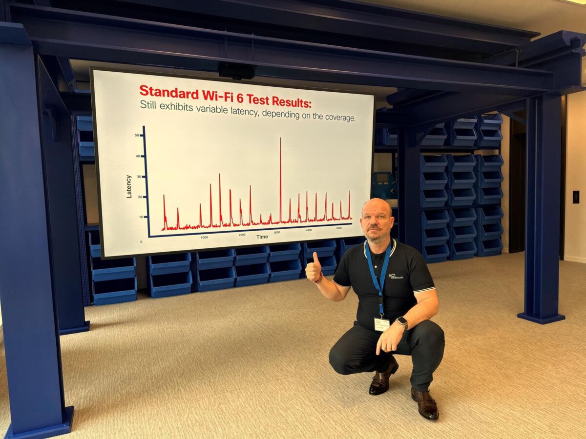 Ingénieur d'ACI Technology qui présente un rapport sur la connexion au wifi 6