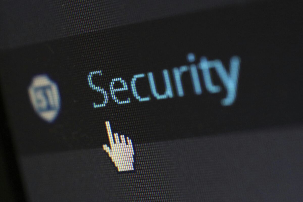 Interface de sécurité informatique avec accès protégé aux données