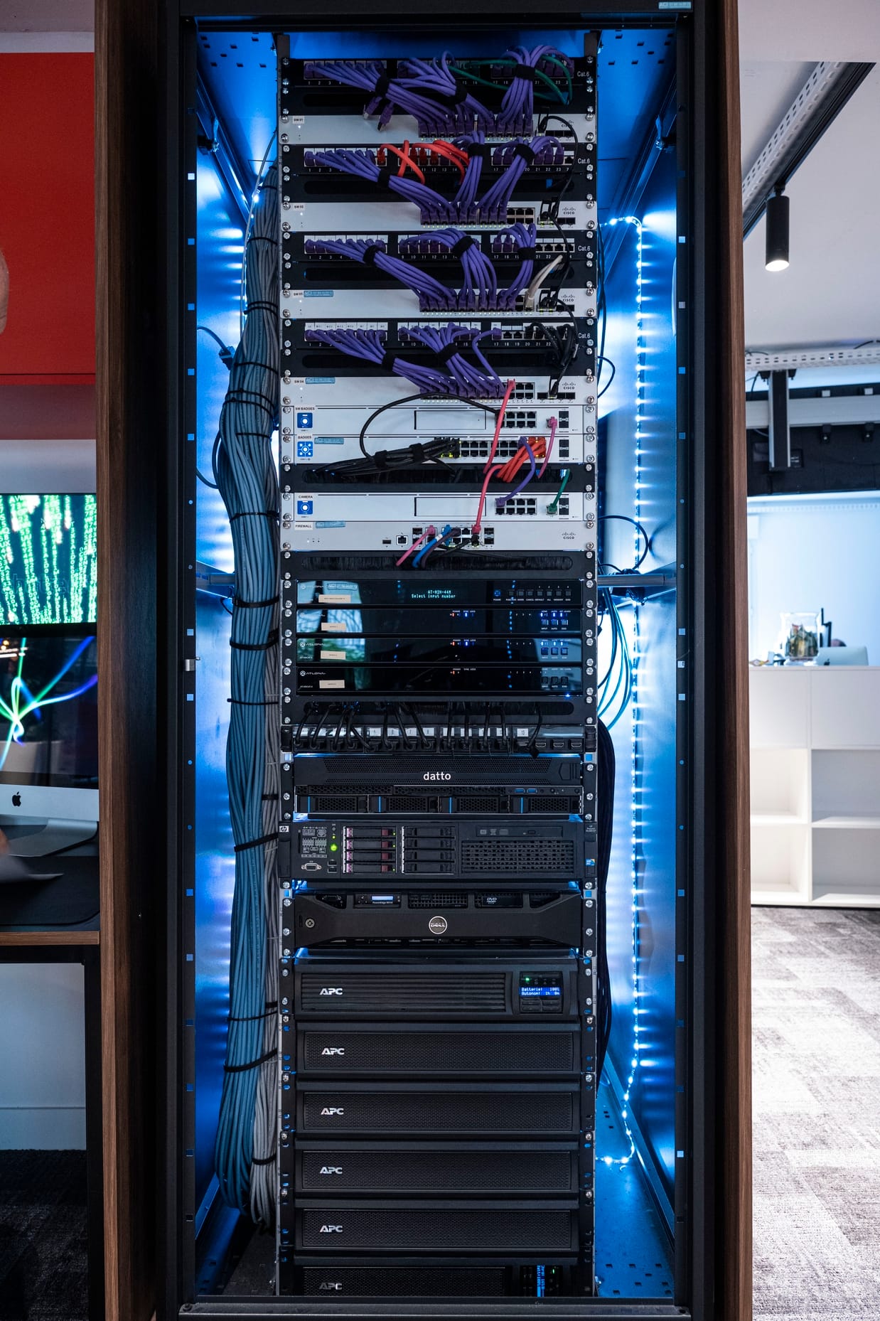 Baie serveur informatique hébergée en data center, avec équipements réseau, serveurs et onduleurs sécurisés
