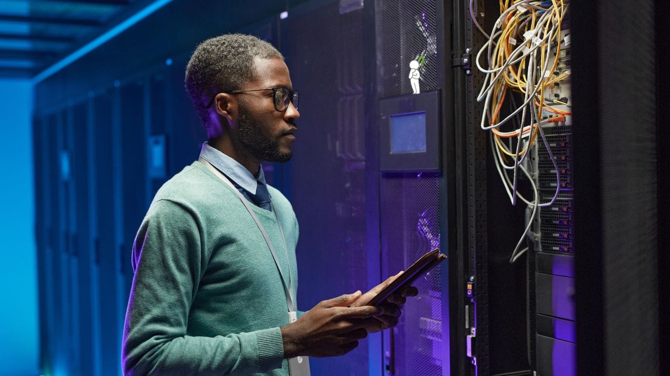 Technicien IT supervisant des serveurs et équipements réseau dans un datacenter dans le cadre d’une infogérance