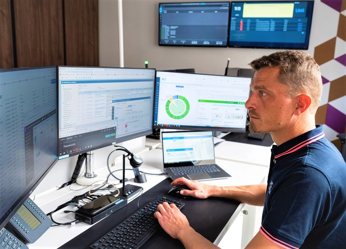 Responsable technique ACI Technology supervisant les infrastructures informatiques sur plusieurs écrans de monitoring