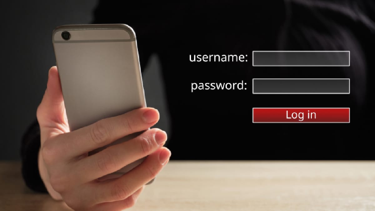 personne tenant un smartphone devant un écran de connexion