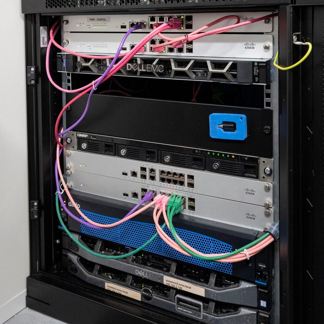 Baie informatique hébergée en datacenter avec serveurs, équipements réseau et câblage sécurisé