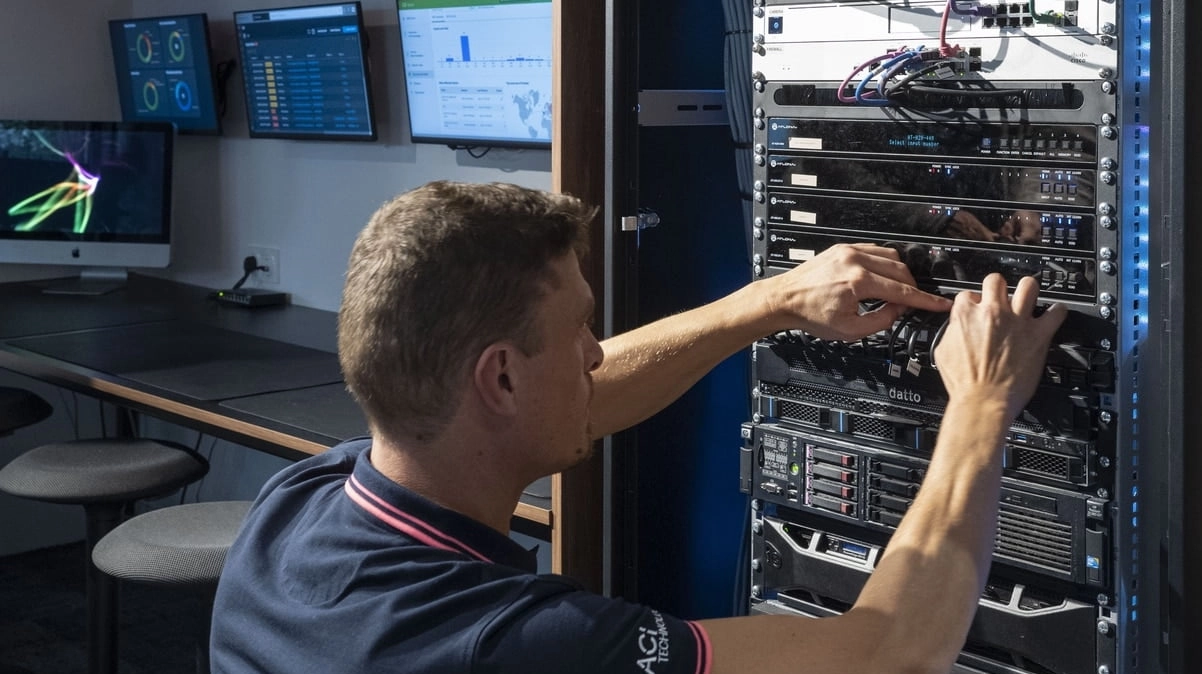 Ingénieur ACI Technology configurant une infrastructure de virtualisation serveur en baie informatique professionnelle