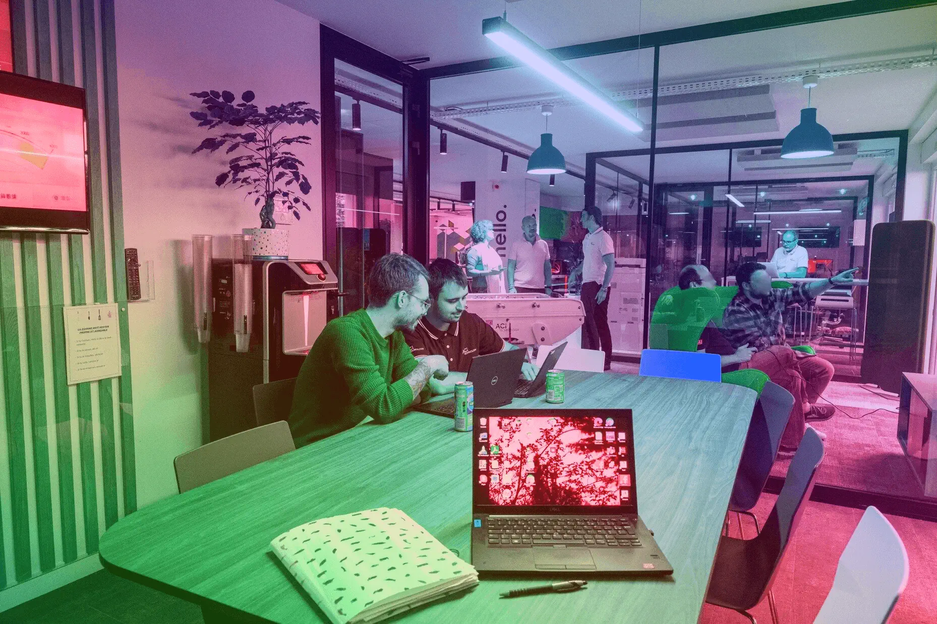 Équipe informatique collaborant dans des bureaux modernes pour assurer la gestion, la maintenance et la sécurité du système d'information d'une entreprise.